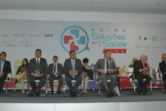 Autoridades na solenidade de abertura da feira.
