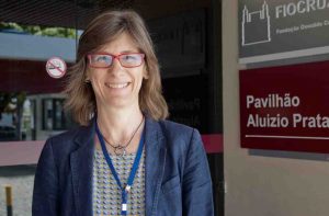 A assessora da VPPCB da Fiocruz, Manuela da Silva, em visita ao IGM.